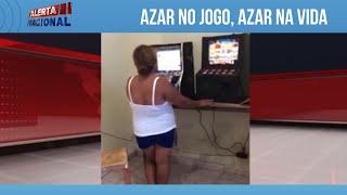 AZAR NO JOGO: Mulher é hipnotizada por caça-níquel