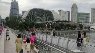 Strolling Along Marina Bay Waterfront Promenade: Singapore’s Scenic Waterfront Gem 