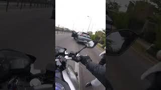 Conductor agresivo intenta pelear con Motociclista