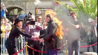 Es brennt! Kameramann  zündet sich am Stachus an. Demo München . Skandal