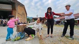 Making banh troi with her husband to sell. Her husband's secretary caused trouble at the market.