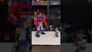 Optimus Prime slashes Megatron #transformers #optimusprime #robot #shorts #battle #cool #fun #funny