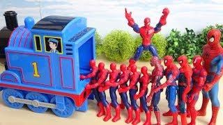 スパイダーマンが連続で機関車トーマスに乗り込むぞ～ 何人入れるかな ニューブロックも登場