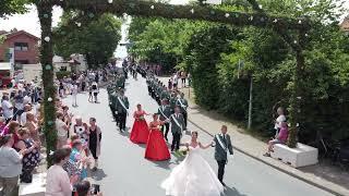 Königspaare und Gastvereine unter dem traditionellen Entruper Torbogen beim Stadtschützenfest 2022