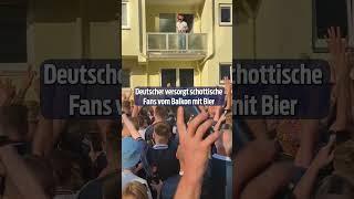 Deutscher Fan versorgt Schotten vom Balkon mit Bier | #shorts