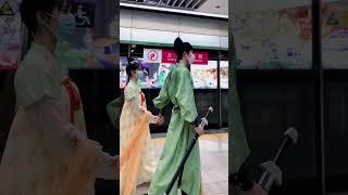 【Hanfu】 Lovely pair of Tang Dynasty couples in the chinese subway