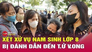 Cập nhật xét xử vụ nam sinh lớp 8 bị đánh tử vong: Mẹ nạn nhân suy sụp, được người thân dìu đến tòa