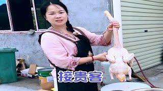 基地的厕所排水没做好，还没用上几次就堵了，丫头哥喊师傅来看个究竟，没想到只打了两炮、花了300块钱问题就解决了