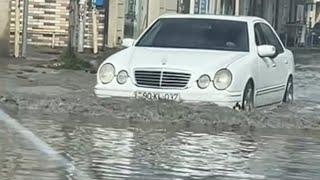 Bakıda yağışın törətdiyi fəsadlar keçilməz olan yollar