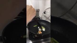 【Lulu愛旅行】準備明日便當豬肉鍋油加蔥，香煎板豆腐加娃娃菜