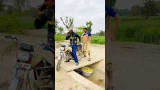 Why did this boy pick up the oranges of the motorcyclist?#fanyvideo #