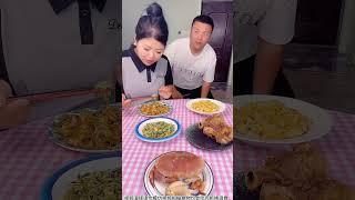 自私老公想和我抢肉骨头，我假装放药吓唬他，他被吓的一动不动
