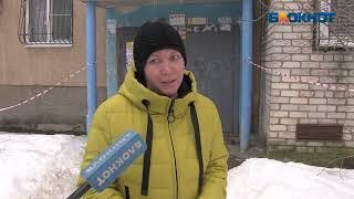 Детская площадка завалена сухими спиленными ветками: редакция «Блокнот Волжский» проверила двор