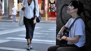 Street performer in Torino (4 non blondes Whats Up)