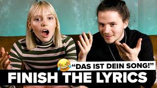 Fail: Lina erkennt ihren eigenen Song nicht  Lina & Tilman machen die Finish The Lyrics-Challenge