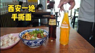 【江湖味】美食探店 街头美食 吃货达人实拍全程用手撕出来的面，大叔一碗手撕面封神20年，入口光滑得很