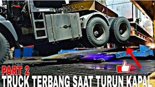 TRUCK TERBANGSAAT CUACA BURUK TURUN KAPAL DI PELABUHAN MERAK