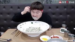 유튜버 야식이의 대왕닭칼국수 먹방!! chicken noodle soup mukbang 현풍닭칼국수