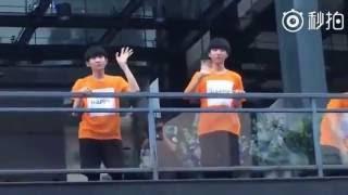 【TFBOYS】20160706  凯源跟粉丝打招呼 《快乐大本营》门前 【KarRoy凯源频道】