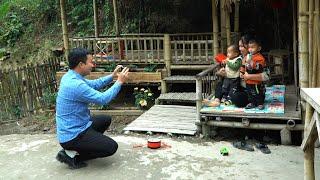 The kind policeman took a souvenir photo with Ngoan's family - Ly Thi NgoanTV