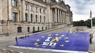 »Respekt!« Banner vorm Reichstag in Berlin