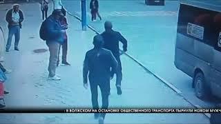 На остановке в Волжском пырнули ножом мужчину