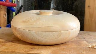 Richard Raffan turns a ripple ash crossgrain box.