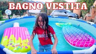 ANASTASIA FA IL BAGNO COMPLETAMENTE VESTITA NELLA NOSTRA NUOVA PISCINA IN VACANZA #vanessaeanastasia