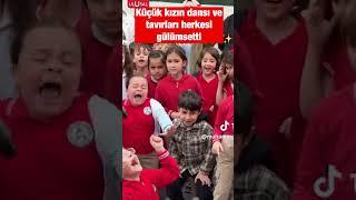 Küçük kızın dansı ve tavırları herkesi gülümsetti #shorts #dans #okul #öğrenci #keşfet