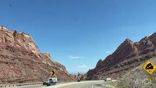 Pemandangan indah jalur Interstate 70 di Emery, UT #roadtrip #perempuan #usgeography #driverwanita