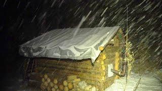 VERSTECKT SICH VOR EINEM SCHNEESTURM IN EINER VERLASSENEN BLOCKHÜTTE. DER WINTER KOMMT!