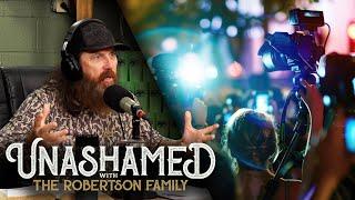 Uncle Si Spooks Jase’s Houseguests & Jase Comes Home to a Yard Full of Reporters | Ep 994