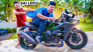 PEGUEI A MOTO NOVA DO RENATO ESCONDIDO !! * ninja H2 a moto mais rápida do mundo *