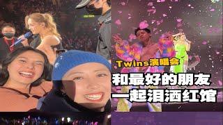 身边坐着的是认识了20多年的她，眼泪根本止不住！