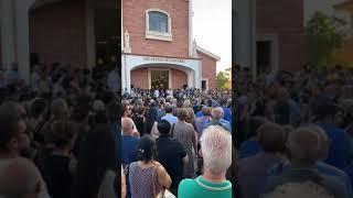 I funerali di Michela e Salvatore. Una comunità stretta intorno alle loro figlie di un anno e 5