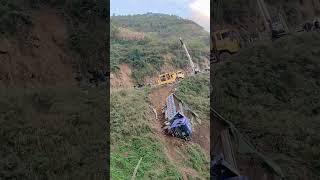 The rescue process of a dump truck that fell into a ditch