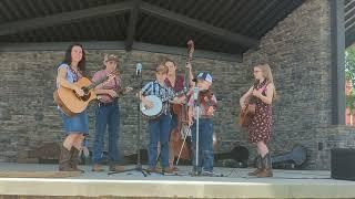 Fiddlin' Silas sings and fiddles in Elkin , NC 2024