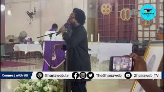 Tears flow as Sonnie Badu sings for Dumelo family as they cover late dad's casket