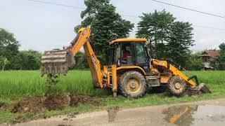 JCB Backhoe Loader Digging A Drain Near The Paddy Field - JCB 4×4 VIDEO