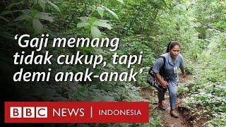 Nasib guru honorer berjalan kaki 6 km setiap hari, gaji hanya Rp300 ribu - BBC News Indonesia