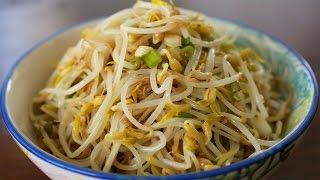 Mung bean sprout side dish (Sukjunamul-muchim: 숙주나물무침)