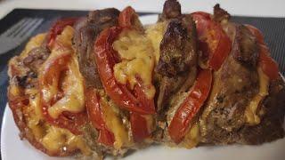 Невероятно сочная и мягкая запечёная свинина с сыром, помидорами и чесночком