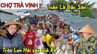 Hải Sãn đổ đống ngoài đường Chợ Trà Vinh ngập tràn rau củ như ngày Tết