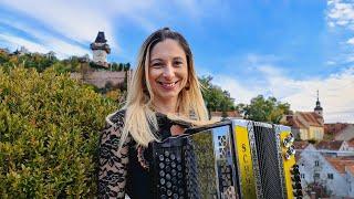 Claudia Hinker spielt den "Marsch der Steirer" für alle Harmonika Fans