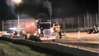 Joe Artz pulling his Freightliner at Mercer