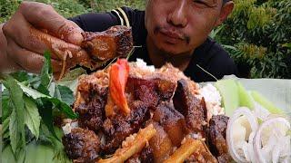 EATING SMOKED PORK COOK WITH AXONE AND BAMBOO SHOOTS  NAGA CUISINE