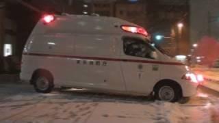 救急車、積雪のなか救助へ出場。An ambulance go into action in heavy snow.