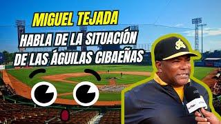 Miguel Tejada le da un consejo al dirigente Manny García