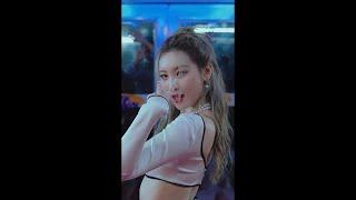 YOU CAN`T SIT WITH US 속 당신의 선미 최애 착장은?