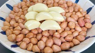 Add a handful of garlic to the peanuts, tasty, Simple, delicious, eat once and never forget